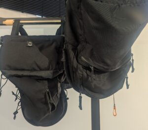 ベランダに逆さにしてつるされたリュック