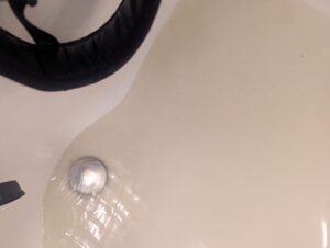 浴槽でリュックを漬け置きしたあとの水。茶色く濁っている。