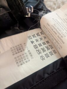 リュックの洗濯表示タグ。洗濯禁止となっている。