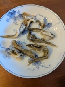 素揚げにしたハゼ、10匹