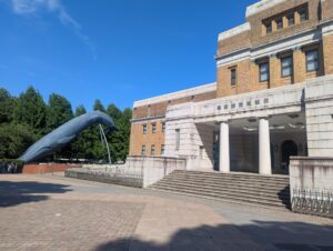 国立科学博物館証明入り口とザトウクジラの彫刻
