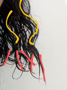 縮毛矯正がかかった毛先がまっすぐで、上の髪がウェーブしている