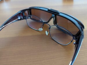 普通の眼鏡とオーバーサングラスの大きさ比べ