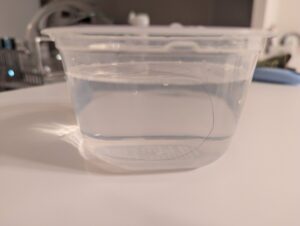 水に髪の毛を浮かせた写真