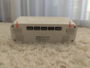 目覚まし時計の裏がわ