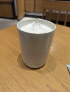 ケユカのタンブラーにスタバのカモミールティーラテを入れてもらった
