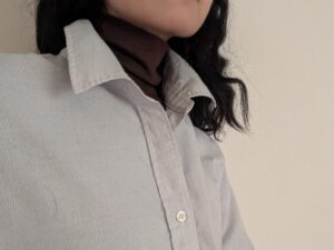 シャツの下にGUウォームリブタートルを着た写真