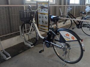 ステーションに止まっている使用前のシェアサイクル