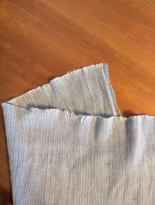 端がほつれたランチョンマット