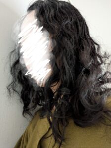 カット前の重いくせ毛